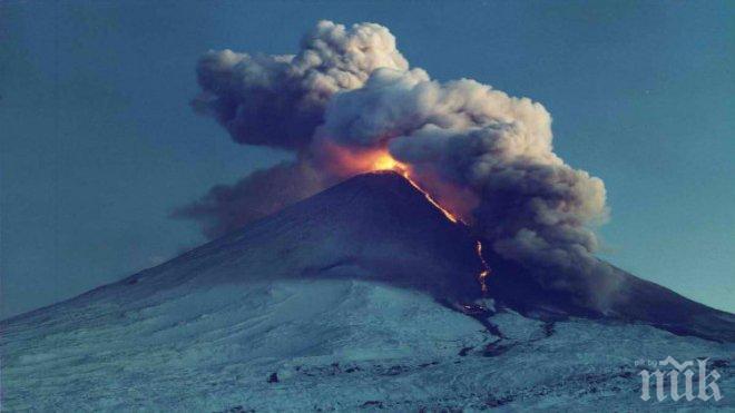 Активност! Вулкан на Камчатка изхвърли стълб пепел на височина 5 км