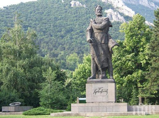 Корозия съсипва паметника на Ботев във Враца