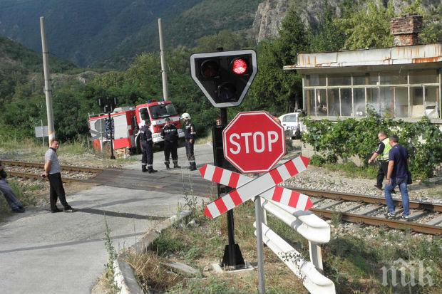 Ад на жп линията Горна - Русе! Камион прелетя през спуснати бариери, блъсна ремонтна кола и рани трима