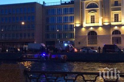 Кораб със сватбари се натресе в мост в Санкт Петербург