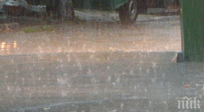 Пороят наводни три хотела в Албена