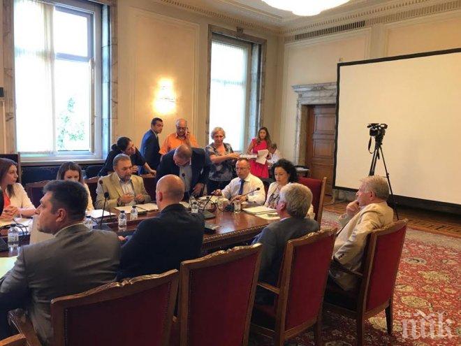 Министърът на земеделието Румен Порожанов представи екипа и приоритетите пред комисията по земеделие в парламента

 