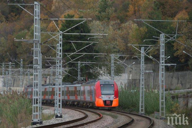 Влак със стотици пътници излезе от релсите в Санкт Петербург