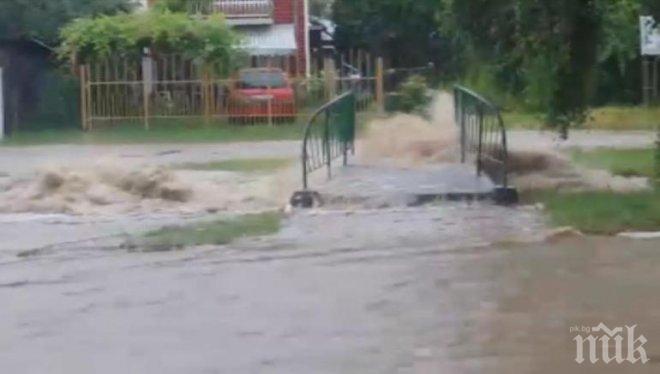 Адът слезе в Самоков! Пороят влачил коли, само за 5 часа са паднали 175 л на кв. метър