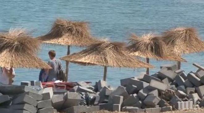 Леят ударно бетон върху див плаж край Лозенец