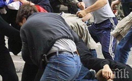Масово меле! Роднини се хванаха за гушите, двама са ранени