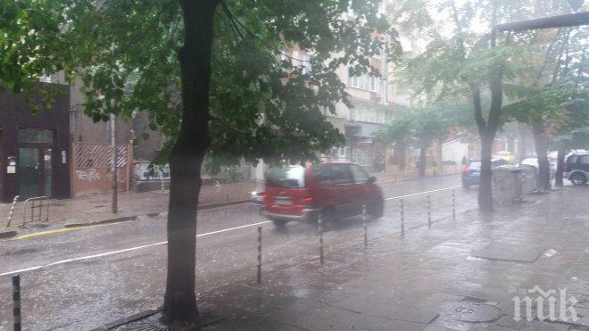 ЕКСКЛУЗИВНО В ПИК TV! Потоп! Силен дъжд удави столицата, водата от небето се лее като из ведро (ВИДЕО/СНИМКИ)