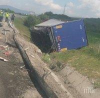 Тапа! Движението на околовръстното в София при с. Мрамор е затруднено заради аварирал ТИР
