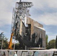 ГРАНДИОЗЕН СКАНДАЛ! Паметникът пред НДК направен със статуи втора употреба