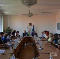 Министър Петков гарантира пълна подкрепа на служителите на „Пикадили“