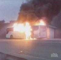 ПОЖАР ПО ТЪМНА ДОБА! Автобус горя посред нощ в Пловдив (СНИМКИ)