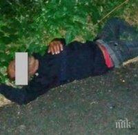 Полужив нашенец лежи проснат край паркинг в Слънчев бряг, пазят го две англичанки