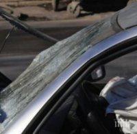 МЕЛЕ! Кола се заби в билборд край Ново село