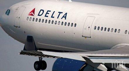 екшън стюард успокоява буен пасажер удар бутилка главата