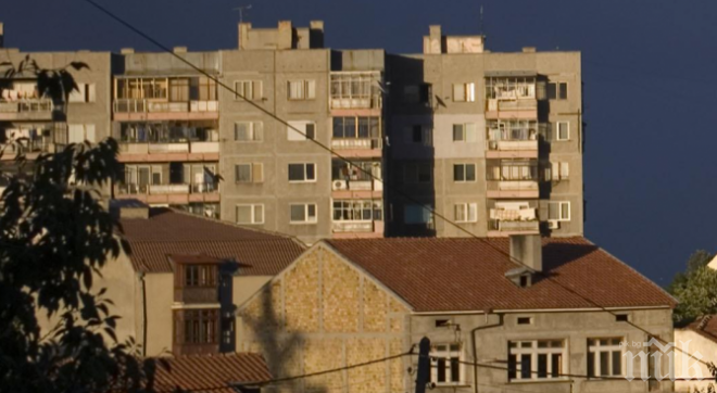 Глобяват солено врачани, които мият терасите си в горещините