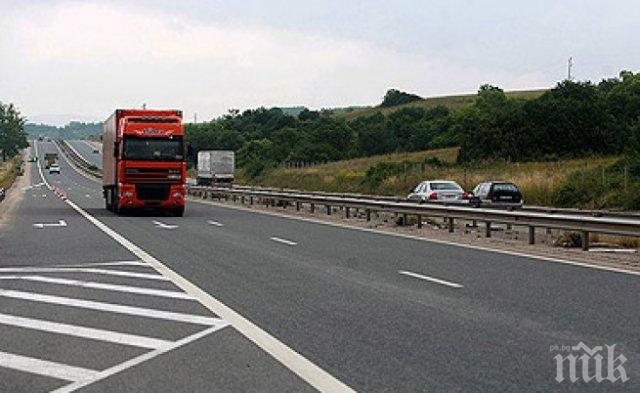 Нови препятствия спъват шофьорите по Тракия, този път камион разсипа жито