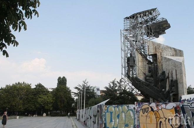 Авторът на паметника пред НДК упорит: По-евтино ще е реновиране, а не демонтаж!