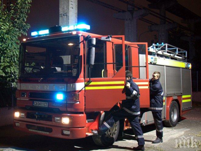 ОГНЕД АД! Кола се запали до бензиностанция в София
