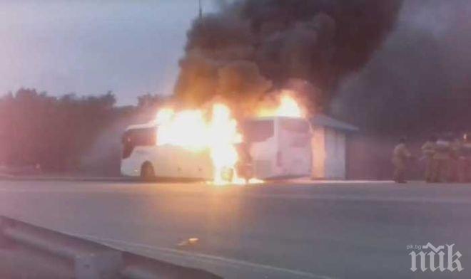 ПОЖАР ПО ТЪМНА ДОБА! Автобус горя посред нощ в Пловдив (СНИМКИ)