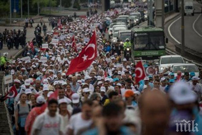В Истанбул ври и кипи! Стотици хиляди се събраха на най-големия протест срещу правителството