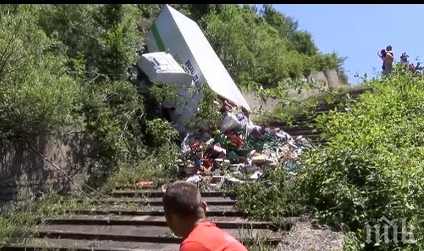 Тир с тонове храни пропусна завой и падна в 40-метрова пропаст при язовир Бебреш! Вижте какво се случи със стоката (СНИМКИ/ВИДЕО)