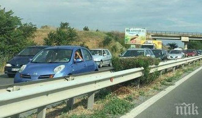 Ремонт по никое време затапи входа на Бургас! Образува се километрично задръстване