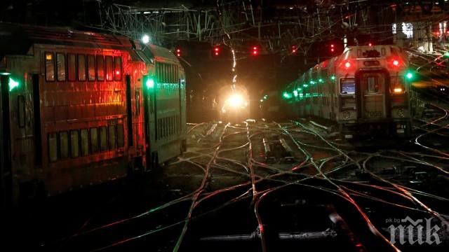 Влак дерайлира в Ню Йорк и причини сериозни задръствания