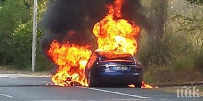 Младеж с обгорено лице след опит да изгаси пламнал автомобил