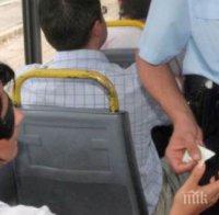 Кондуктор връчи скъсан билет, после си запали цигара