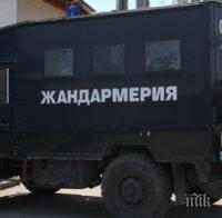 ЕКСКЛУЗИВНО! Два камиона с жандармерия и полиция нахлуха в ромски квартал на Дупница