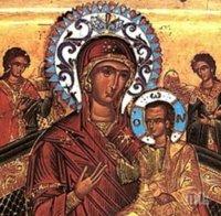 Болни от рак чакат Богородица от Света гора - чудотворната светиня е рисувана със светена вода