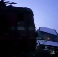 ИЗВЪНРЕДНО! Кървава трагедия в Сливенско! Влак помля микробус, има загинал