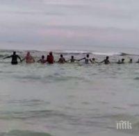 Геройство! Десетки спасиха семейство от удавяне с жива верига (ВИДЕО)