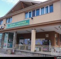 ПЪЛЕН ЦИРК! Набират студенти с томбола за джип