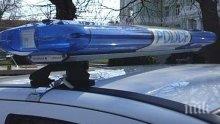 Извънгабаритен камион опита да мине под моста на ВХВП, ремаркето остана без покрив (СНИМКИ)