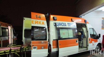 потресаващо камион смачка шофьор чистил предното стъкло