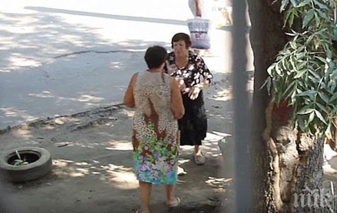 ШАШ! Баби се бият на спирка, внучето на едната се качило в рейса първо