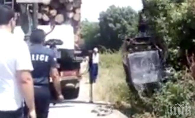 Българска му работа! Полицията чака 8 часа кран да извади банкомат, спират случаен превоз за помощ