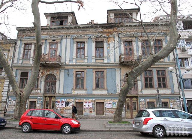 Издирват под дърво и камък собственици на опасни сгради в Пловдив