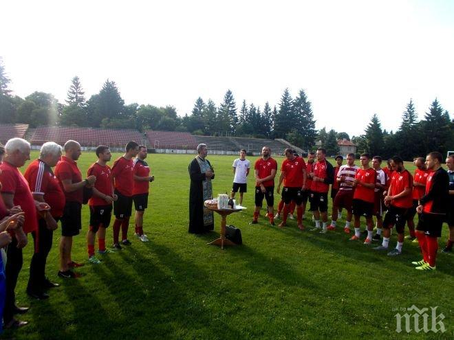 СРАМОТА! Откраднаха гащите на футболистите от Банско