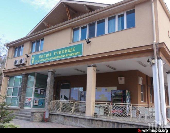 ПЪЛЕН ЦИРК! Набират студенти с томбола за джип