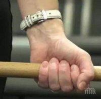 ИЗРОД! 44-годишен преби възрастно семейство със сап