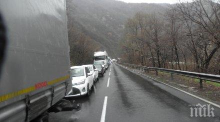 внимание тунелът кресненското ханче свети ток карайте внимателно