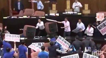 екшън тайвански депутати биха столове