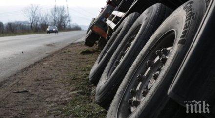 безхаберие втори ден стои обърнатият тир