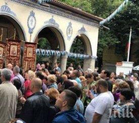 стотици посрещнаха чудотворната икона света богодорица всецарица пловдив
