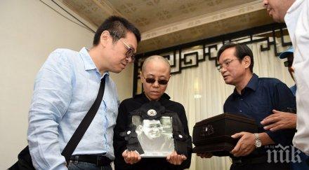 последна воля пръснаха праха китайския дисидент сяобо морето