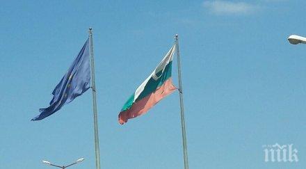 резил родното знаме виси парцал границата турция другата страна вее лъскав флаг полумесеца държавата