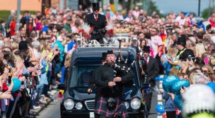 англия потъна скръб хиляди сбогуваха годишния футболен фен брадли лауъри снимки