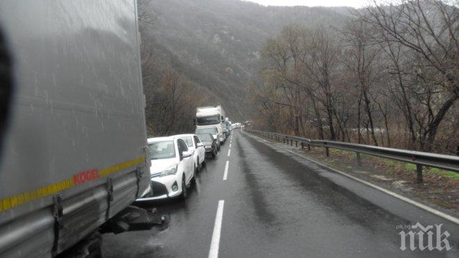 ВНИМАНИЕ! Тунелът при Кресненското ханче не свети, няма ток! Карайте внимателно!